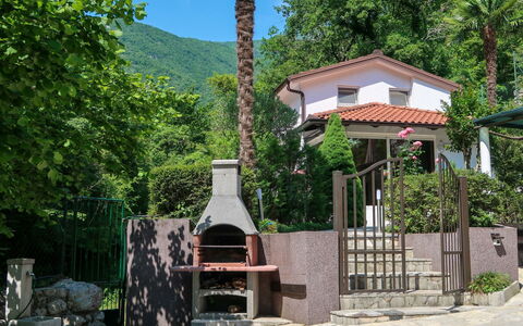 Karin: Propriété, Ciel, Plante, Bâtiment, Arbre, Ombre, Lot Terre, Biome, Loisir, Chalet