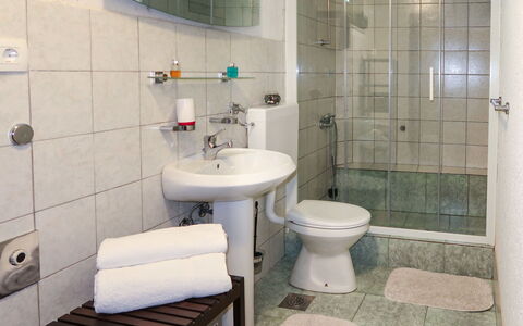 Karin: Luminaire Plomberie, Évier, Robinet, Propriété, Miroir, Lavabo, Violet, Bleu, Salle De Bains, Siège De Toilette