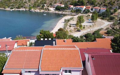 Novigrad (Zadar) 141: L'Eau, Bâtiment, Fenêtre, Propriété, Arbre, Bois, Design Urbain, Lac, Quartier, Plante