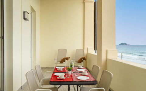 Terrazza sul Molo: Ciel, Nuage, Aliments, Plante, Vaisselle, Table, Fenêtre, Montagne, Fruit, Bois
