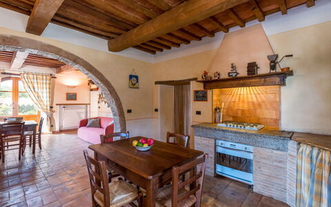 Casale Poggio Lupinaio: Table, Meubles, Propriété, Chaise, Bois, Design Intérieur, Sol, Tache De Bois, Sol, Bâtiment