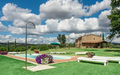 Casale Poggio Lupinaio: Nuage, Ciel, Plante, Propriété, Bâtiment, Fleur, La Nature, Arbre, Lot Terre, Paysage Naturel