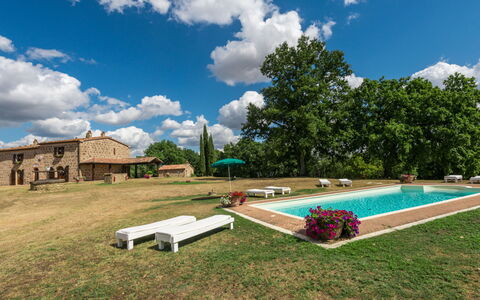 Casale Poggio Lupinaio: Nuage, Ciel, Plante, Propriété, La Nature, Paysage Naturel, Ombre, Arbre, Lot Terre, Bâtiment