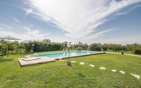 La Quercia: Ciel, Nuage, Plante, L'Eau, Piscine, Arbre, Paysage Naturel, Lot Terre, Herbe, Loisir