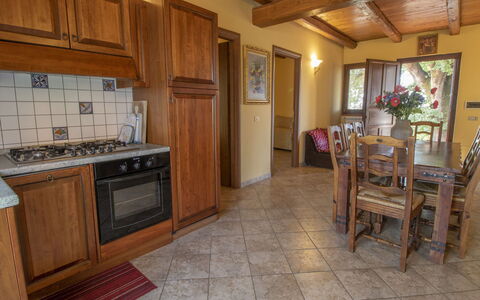 La Quercia: Propriété, Cabinetry, Meubles, Comptoir, Appareil De Cuisine, Bois, Chaise, Sol, Design Intérieur, Cuisine