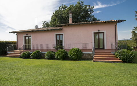 La Quercia: Nuage, Plante, Ciel, Bâtiment, Propriété, Fenêtre, Porte, Arbre, Maison