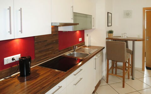 Mittelberghof: Cabinetry, Evier, Robinet, Comptoir, Évier, Propriété, Meubles, Luminaire Plomberie, Cuisinière, Tiroir