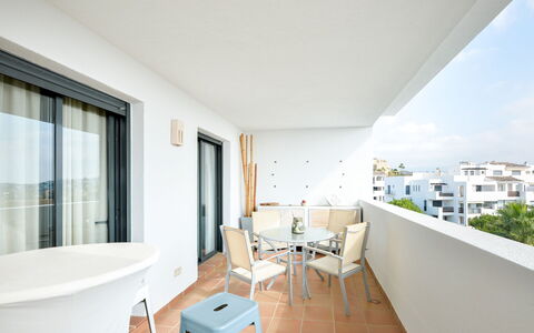 Alamar: Table, Bâtiment, Fenêtre, Plante, Design Intérieur, Chaise, Sol, Sol, Ombre, Condominium