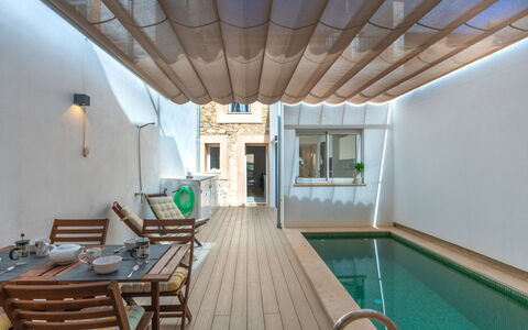 Can Regalat: Propriété, Meubles, Bleu Azur, Table, Bois, Design Intérieur, Chaise, Architecture, Maison, Piscine