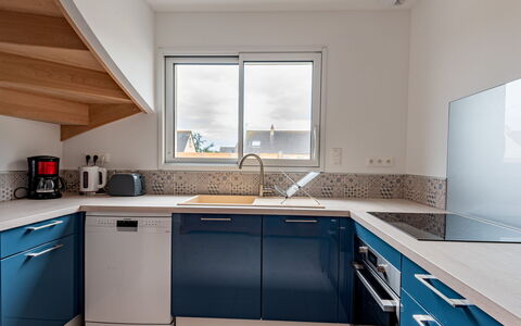 Océane: Cabinetry, Evier, Robinet, Comptoir, Évier, Propriété, Fenêtre, Bâtiment, Cuisinière, Cuisine