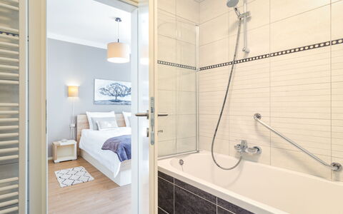 Villa Mala Halu: Tete De Douche, Baignoire, Propriété, Luminaire Plomberie, Douche, Panneau De Douche, Salle De Bains, Bar De Douche, Bâtiment
