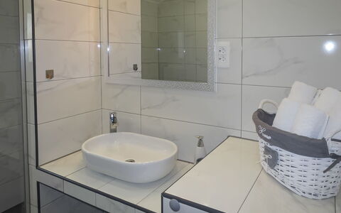 Andrijana: Miroir, Évier, Propriété, Lavabo, Luminaire Plomberie, Robinet, Salle De Bains, Éclairage, Design Intérieur, Rectangle