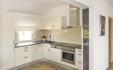 Andrijana: Comptoir, Cabinetry, Meubles, Propriété, Robinet, Évier, Cuisine, Bois, Bâtiment, Cuisinière
