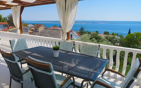 Andrijana: Ciel, L'Eau, Table, Meubles, Plante, Propriété, Bâtiment, Chaise, Bleu Azur, Station Balnéaire