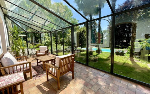 Sofia: Plante, Propriété, Bâtiment, Ombre, Arbre, Table, Design Intérieur, Mobilier De Jardin, Chaise, Bois