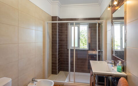 Casa Joaquim: Propriété, Robinet, Évier, Luminaire Plomberie, Fenêtre, Salle De Bains, Bois, Design Intérieur, Baignoire