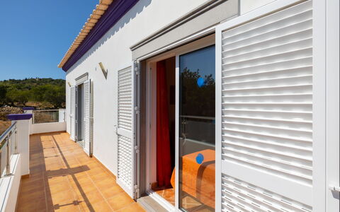 Casa Joaquim: Propriété, Bâtiment, Ombre, Bois, Porte, Maison, Ciel, Siding, Zone Résidentielle, Façade