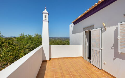 Casa Joaquim: Ciel, Bâtiment, Bleu Azur, Bois, Ombre, Plante, Peindre, Zone Résidentielle, Paysage