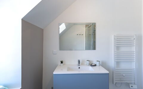Ty Ruz: Miroir, Armoire De Toilette, Cabinetry, Propriété, Robinet, Évier, Meubles, Bâtiment, Luminaire Plomberie, Bleu Azur