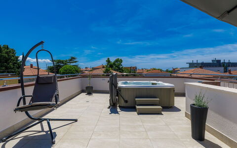 Villa Alpa: Ciel, Nuage, Plante, Propriété, Bleu Azur, Ombre, Design Urbain, Mobilier De Jardin, Pot De Fleur, Loisir