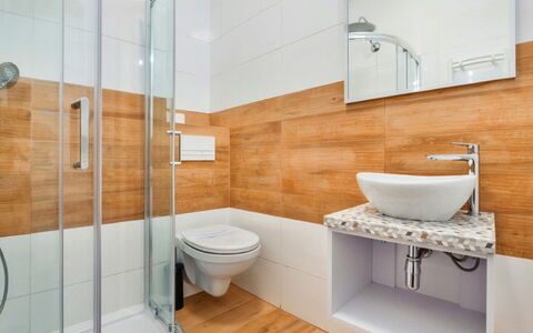 Grzybowo Seaside: Marron, Miroir, Luminaire Plomberie, Propriété, Évier, Blanc, Robinet, Salle De Bains, Produit