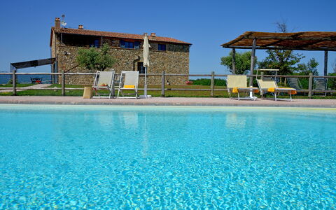 Villa Guardistallo: L'Eau, Ciel, Plante, Bleu Azur, Piscine, Arbre, Bâtiment, Loisir, Aqua, Immobilier