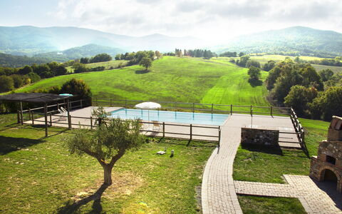 Villa Guardistallo: Nuage, Plante, Ciel, Propriété, Montagne, Paysage Naturel, Arbre, Herbe, Lot Terre, Biome