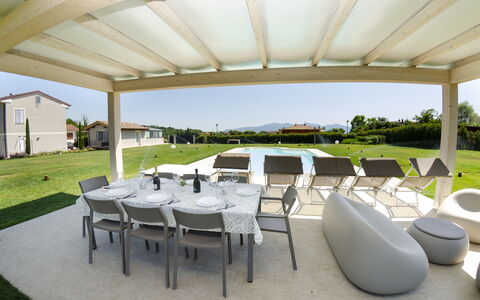 Tenuta Il Giardino Proprietà: Ciel, Table, Plante, Propriété, Meubles, Chaise, Ombre, Mobilier De Jardin, Arbre, Architecture