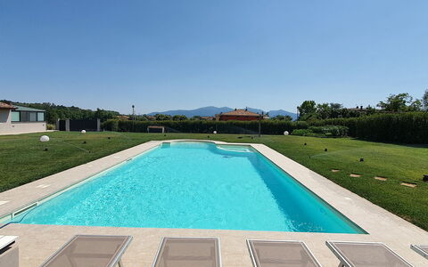 Tenuta Il Giardino Proprietà: L'Eau, Ciel, Jour, Piscine, Plante, Rectangle, Bleu Azur, Bâtiment, Bleu, Arbre
