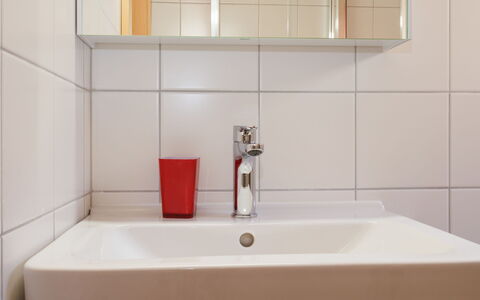 Les Silènes: Lavabo, Luminaire Plomberie, Mur, Évier, Salle De Bains, Sol, Design Intérieur, Robinet, Sol, Plomberie