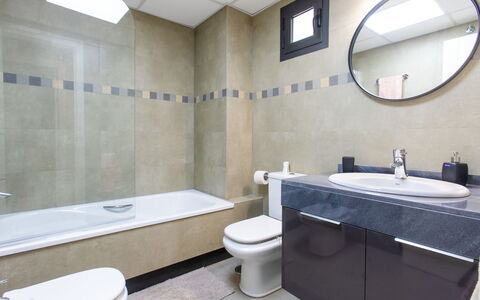 Melon: Miroir, Luminaire Plomberie, Robinet, Propriété, Évier, Blanc, Lumière, Lavabo, Salle De Bains