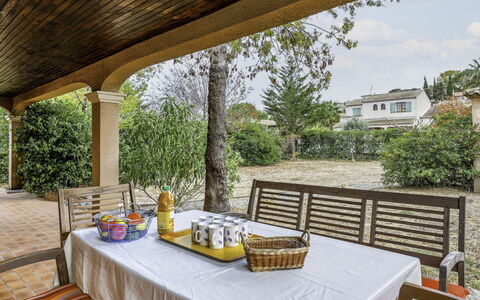 La Maison D'Antoine: Table, Meubles, Propriété, Bâtiment, Plante, Vaisselle, Design Intérieur, Ciel, Arbre, Bois