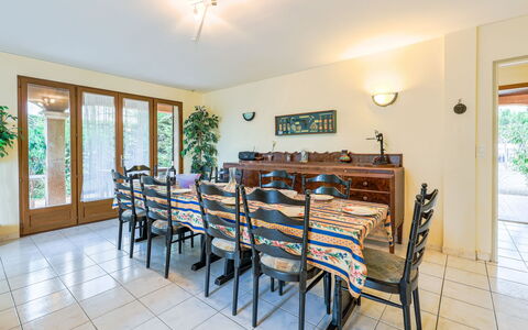 La Maison D'Antoine: Meubles, Propriété, Fenêtre, Cadre, Bleu Azur, Plante, Plante D'Appartement, Bâtiment, Bois, Éclairage