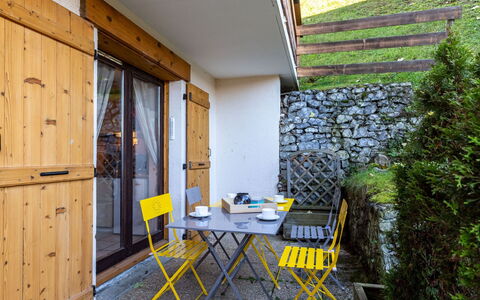 Rubis: Table, Plante, Ombre, Bois, Jaune, Design Intérieur, Bâtiment, Chaise, Porte, Immobilier