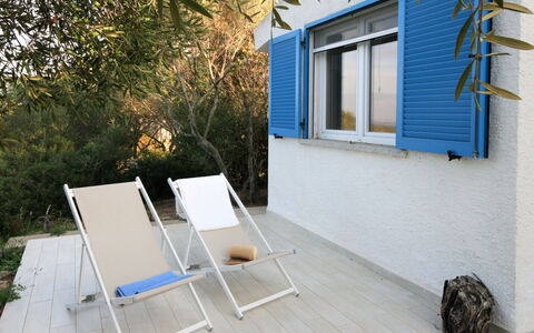 Contraruia: Bâtiment, Propriété, Plante, Meubles, Fenêtre, Ombre, Bois, Mobilier De Jardin, Design Intérieur, Chaise Pliante