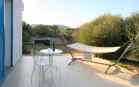 Contraruia: Table, Ciel, Meubles, Plante, Tableau De Plein Air, Bois, Mobilier De Jardin, Ombre, Chaise, Surface De La Route