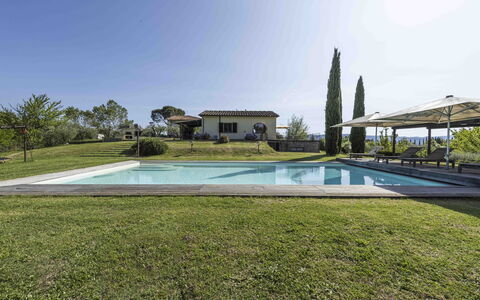 Villa Dell'acquaborra: Piscine, Biens, Ombre, Jardin, Aménagement Paysager, Mobilier De Jardin, Pelouse, Recours, Hacienda, Ferme