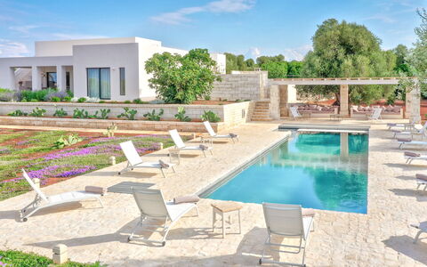 Villa Orama Estia Relais: L'Eau, Plante, Ciel, Nuage, Propriété, Meubles, La Nature, Bleu Azur, Piscine, Arbre