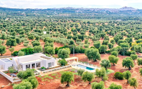 Villa Orama Estia Relais: Plante, Ciel, Propriété, Nuage, Arbre, Paysage Naturel, Lot Terre, Architecture, Végétation, Design Urbain