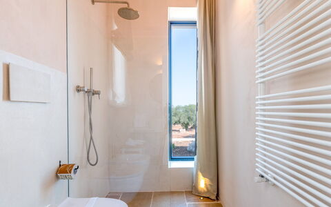 Villa Orama Estia Relais: Bâtiment, Propriété, Luminaire Plomberie, Bois, Robinet, Salle De Bains, Maison, Design Intérieur, Ombre