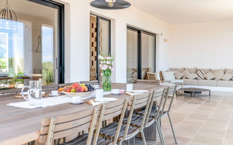 Villa Orama Estia Relais: Table, Meubles, Canapé, Cadre, Fenêtre, Aliments, Bleu Azur, Bois, Vaisselle, Éclairage