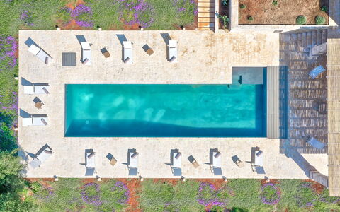 Villa Orama Estia Relais: L'Eau, Monde, Bleu Azur, Rectangle, Plante, Plan D'Eau, Police De Caractère, Art, Design Urbain, Mur