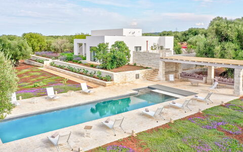 Villa Orama Estia Relais: Ciel, Plante, Nuage, L'Eau, Bâtiment, Arbre, Piscine, Lot Terre, Zone Résidentielle, Paysage