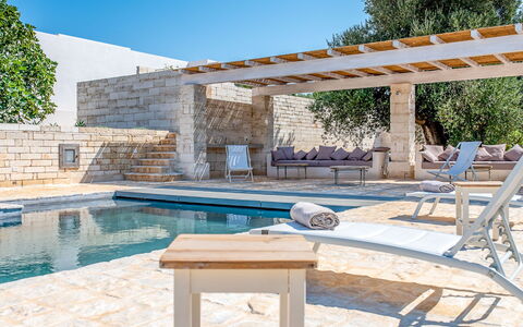 Villa Orama Estia Relais: L'Eau, Ciel, Propriété, Bleu Azur, Piscine, Ombre, Plante, Bois, Design Intérieur, Mobilier De Jardin