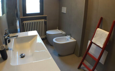 La Terrazza Di Todi: Miroir, Évier, Propriété, Lavabo, Robinet, Luminaire Plomberie, Salle De Bains, Design Intérieur, Sol, Sol