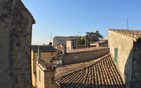 La Terrazza Di Todi: Ciel, Bâtiment, Fenêtre, Maison, Toit, Paysage, Façade, Ville, Teintes Et Ombres, Médiéval Architecture