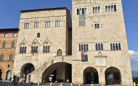 La Terrazza Di Todi: Ciel, Bâtiment, Fenêtre, Façade, Ville, Cambre, Arcade, Médiéval Architecture, Histoire