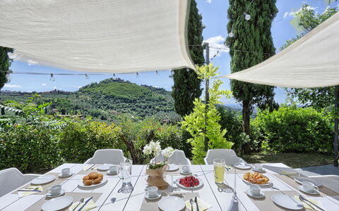 Villa Maona: Table, Aliments, Vaisselle, Meubles, Propriété, Plante, Assiette, Vaisselle, Nappe De Table, Ombre