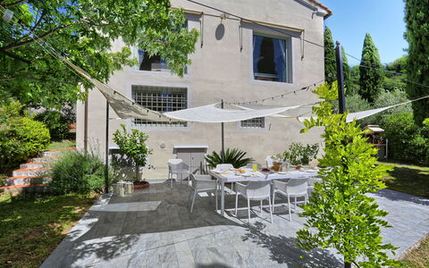 Villa Maona: Plante, Bâtiment, Meubles, Fenêtre, Table, Arbre, Chaise, Lot Terre, Porte, Maison