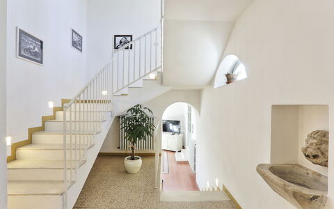 Villa Maona: Bâtiment, Plante, Bois, Sol, Sol, Escaliers, Plante D'Appartement, Salle, Dur
